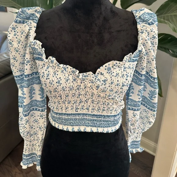 ✨NWT✨ 70°F/21°C Long Smocked Balloon Sleeve Crop Top Women Large White Blue - Picture 1 of 13